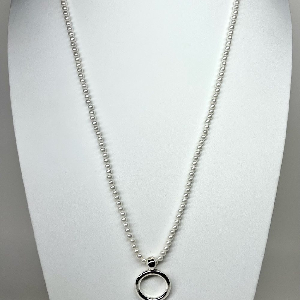 Beautiful Faux Pearl Beaded, whit a circle silver tone, 28” Long CLLAR 1